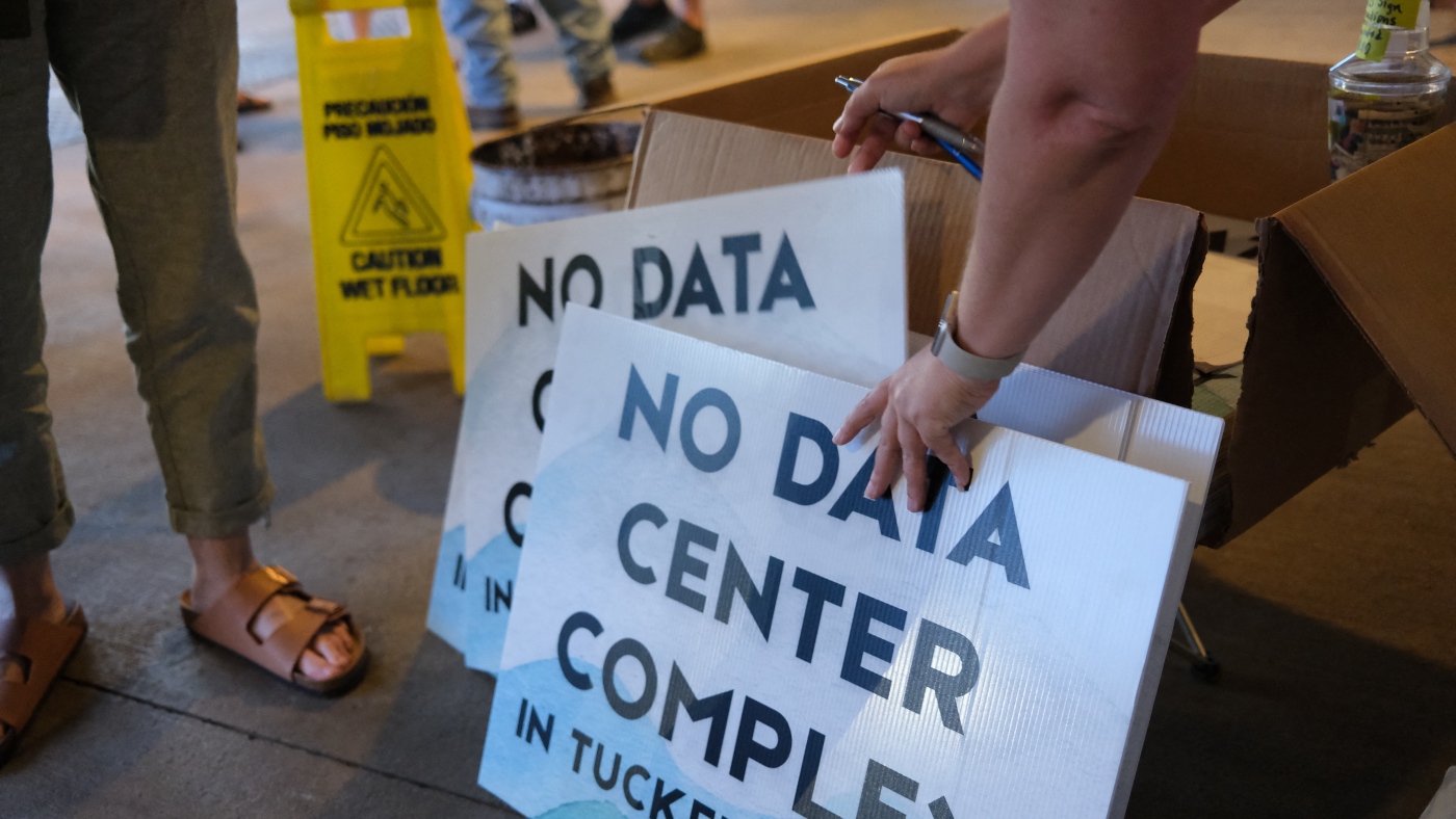 America’s AI industry faces big energy and environmental risks : NPR