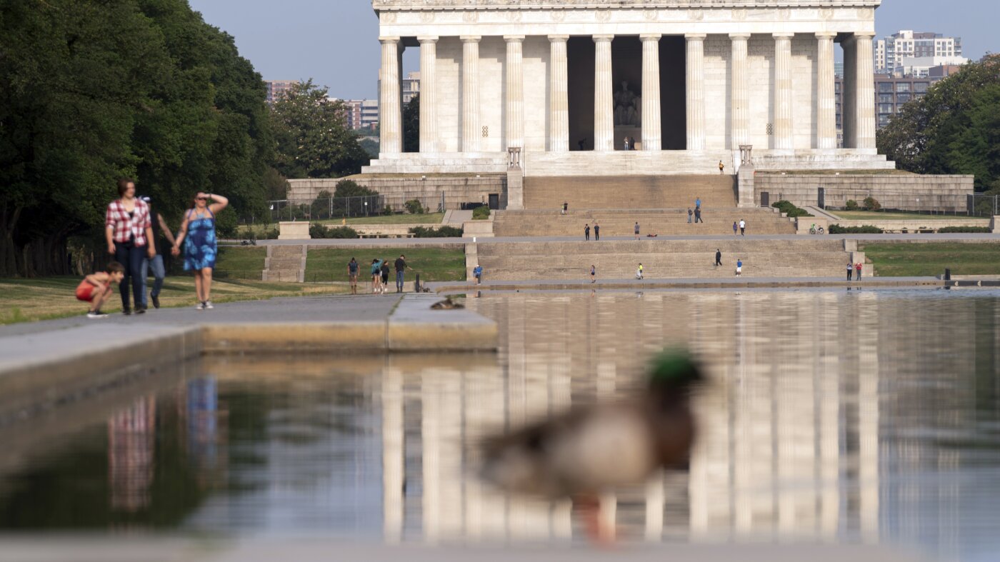 A nonprofit sues the feds over plans to paint the Lincoln Memorial Reflecting Pool blue : NPR