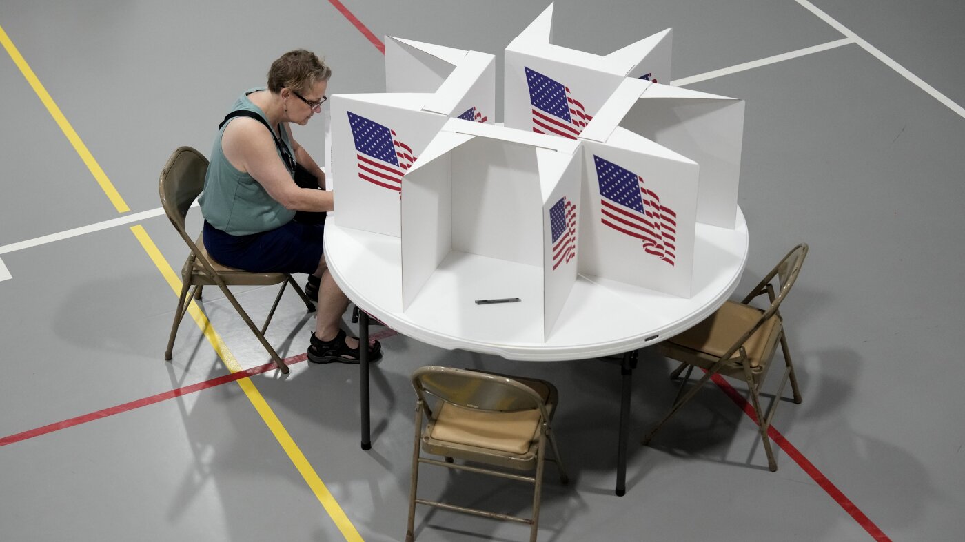 Trump-Backed Feenstra Loses Iowa Primary Lahn Faces Sand in Midterms The Moral Compass News Iowa primaries; Anti-weaponization fund; Bill Pulte : NPR